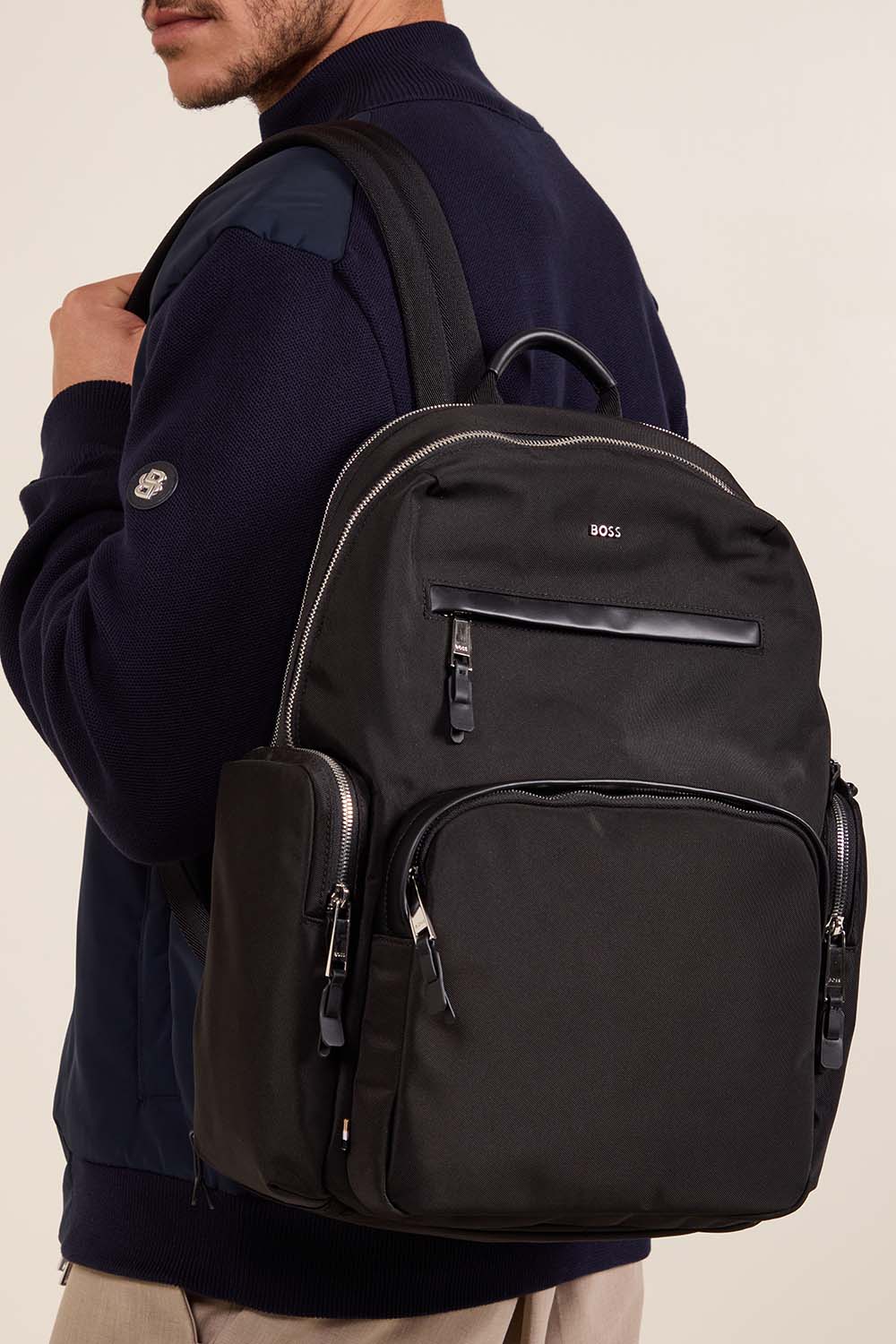 תמונת כל הלוק של תיק גב